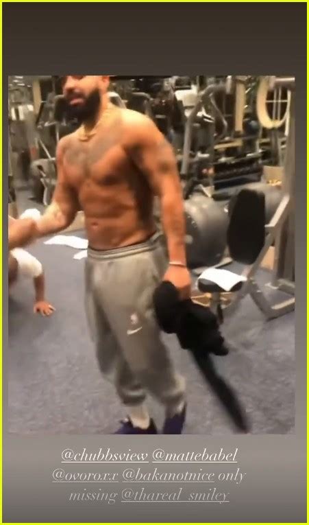 drake bulge|Drake Shows Off His Fit Physique Shirtless During a。